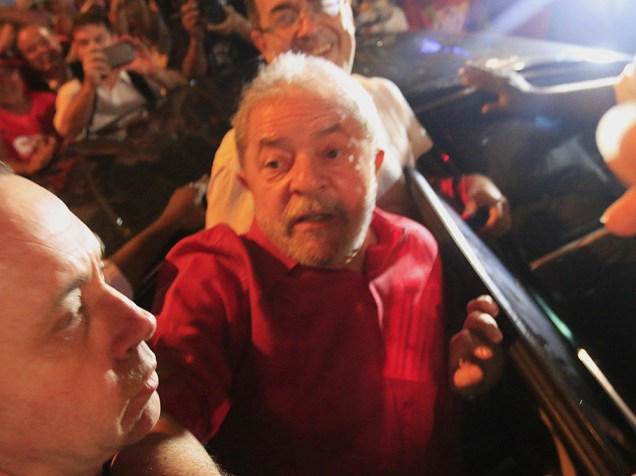 Ex-presidente Lula chega ao protesto a favor do governo, na Avenida Paulista, em São Paulo (SP), na noite desta sexta-feira (18)
