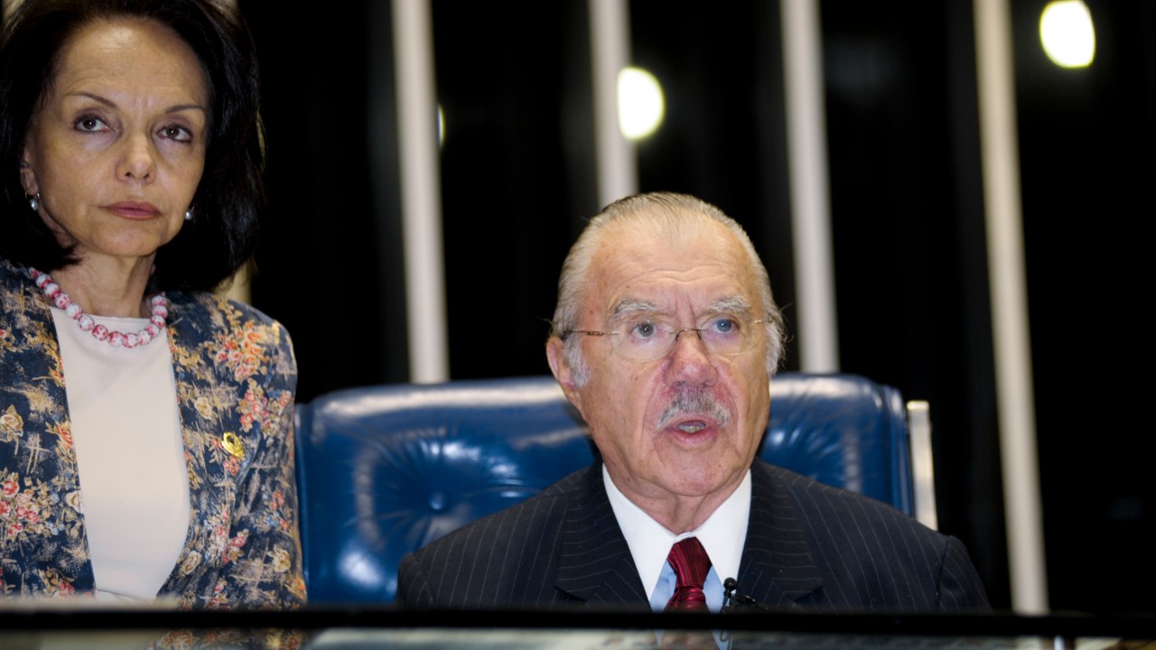 Ex-assessora da Presidência do Senado Cláudia Lyra ao lado do ex-senador José Sarney (PMDB)