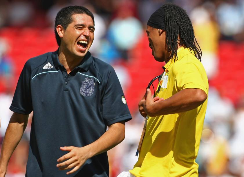 Riquelme conversa com Ronaldinho Gaúcho na premiação da Olimpíada de Pequim, em 2008. Argentina foi ouro e Brasil bronze