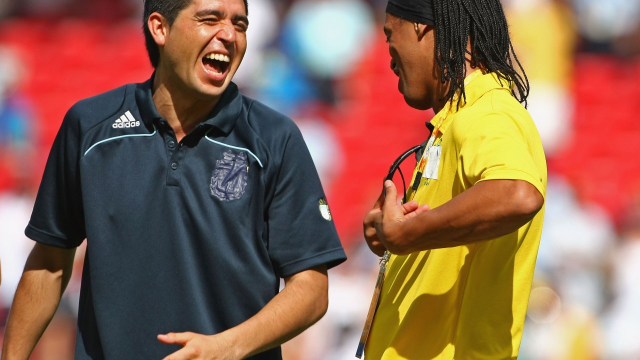 Riquelme conversa com Ronaldinho Gaúcho na premiação da Olimpíada de Pequim, em 2008. Argentina foi ouro e Brasil bronze