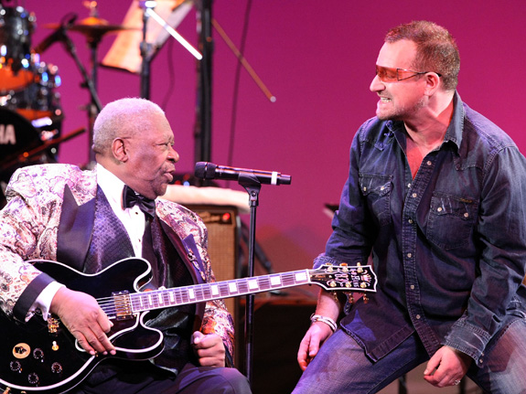 BB King e Bono, do U2, durante homenagem do Thelonious Monk Institute of Jazz, em 2008