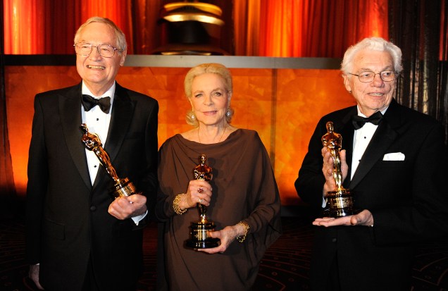 Lauren Bacall recebe Oscar honorário em 2009 ao lado do diretor Roger Corman (esquerda) e do diretor de fotografia Gordon Willis