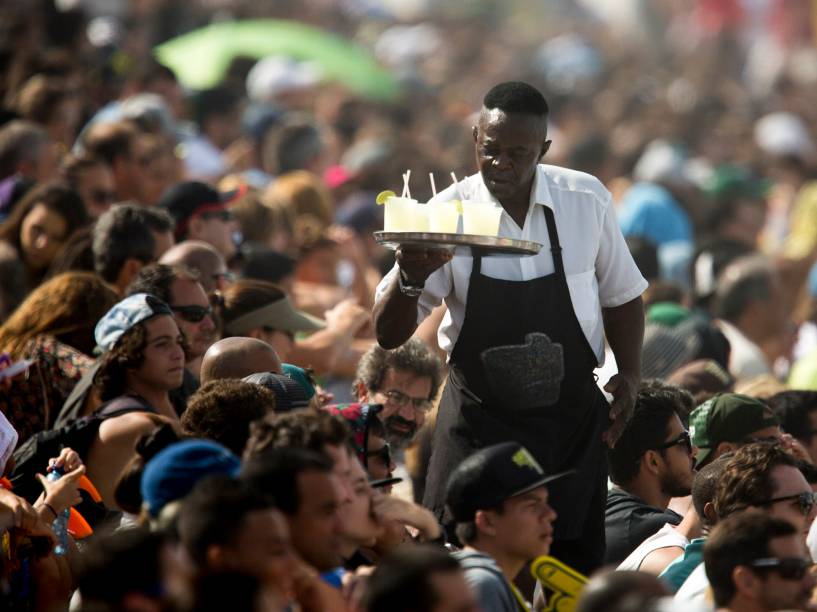 Público toma a praia para acompanhar a final do Rio Pro 2015, na Barra da Tijuca