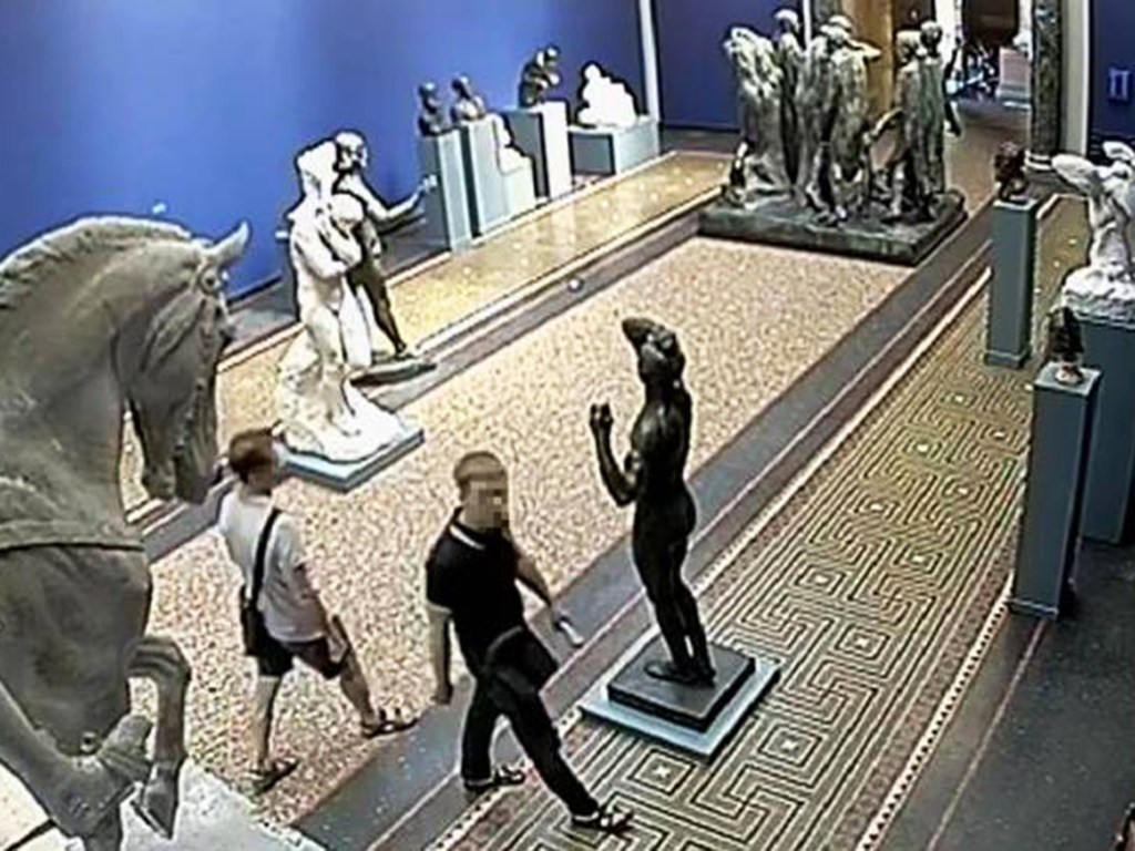 Dois homens roubaram uma escultura de bronze do escultor francês Auguste Rodin
