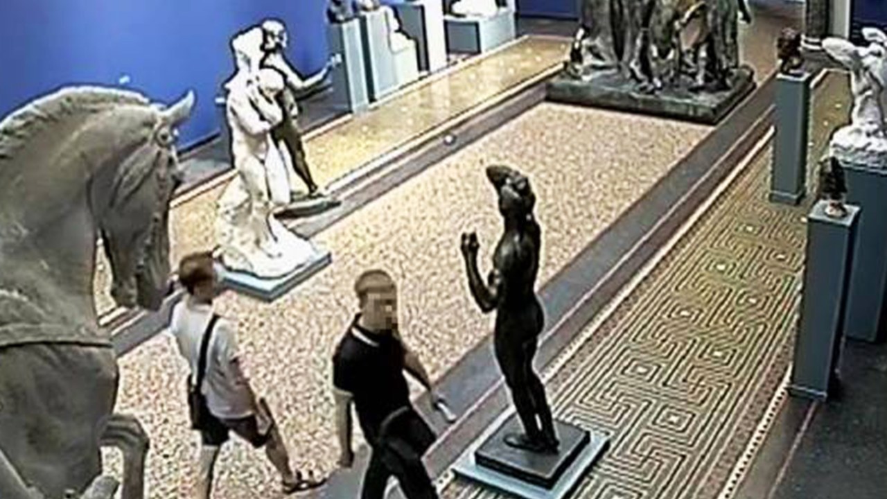 Dois homens roubaram uma escultura de bronze do escultor francês Auguste Rodin