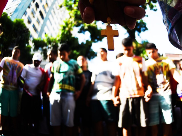 Fiéis acompanham a procissão do Círio pelas ruas da cidade de Belém, na manhã deste domingo (11)