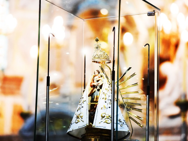 Berlinda com imagem de Nossa Senhora de Nazaré durante a procissão do Círio, pelas ruas da cidade de Belém, na manhã deste domingo (11)