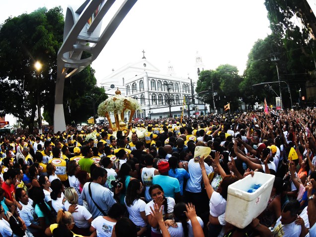 Multidão acompanha a procissão do Círio pelas ruas da cidade de Belém, na manhã deste domingo (11)