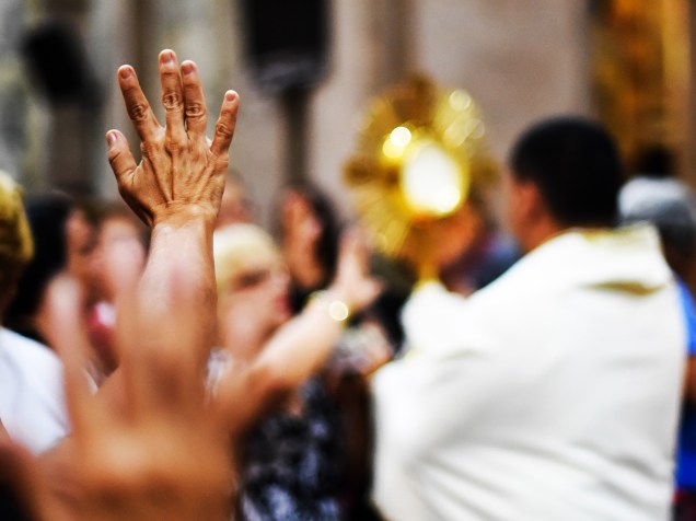  Devotos fazem homenagens e orações durante as celebrações do Círio de Nazaré, em Belém