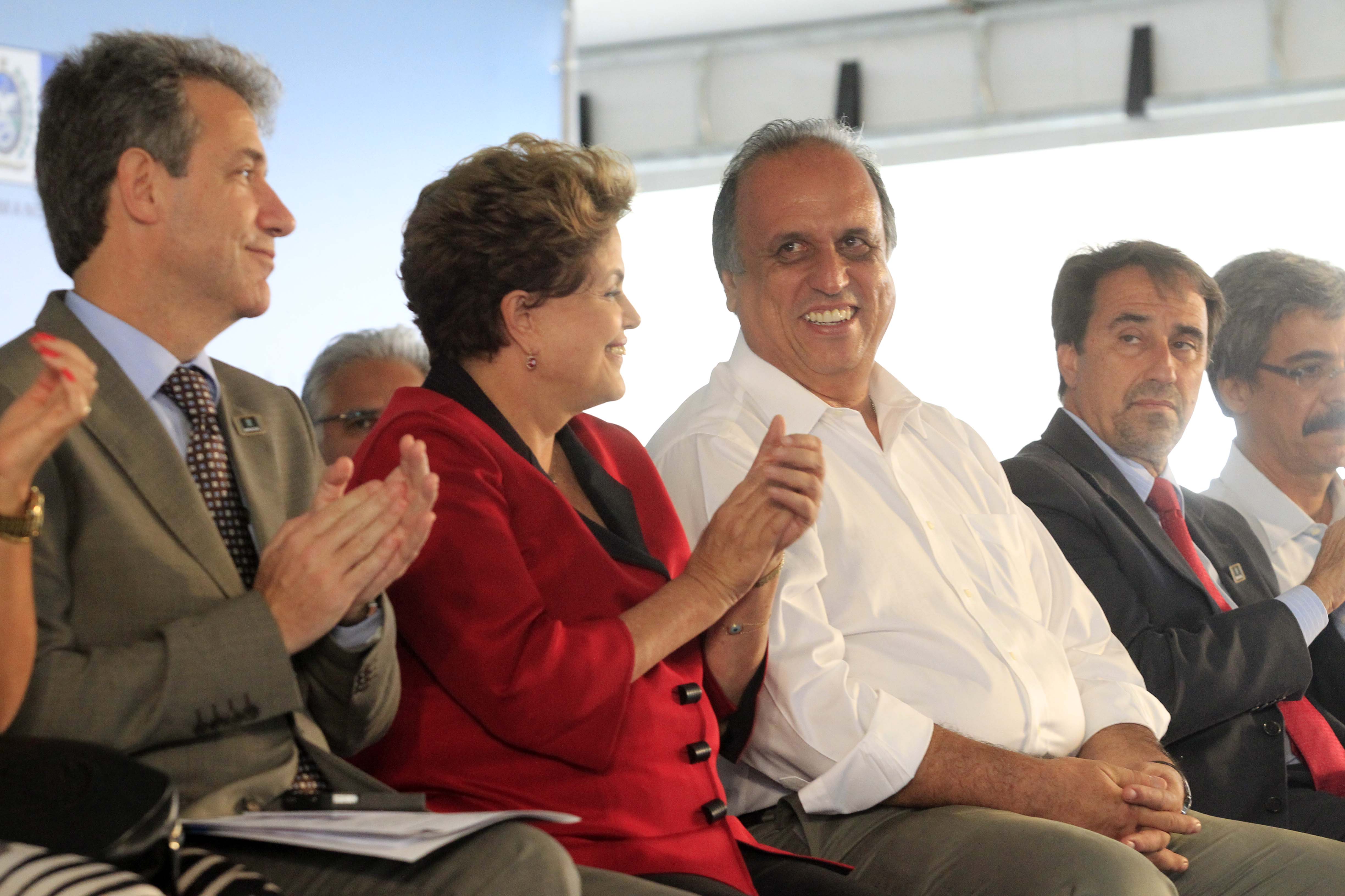 Dilma e Pezão na inauguração de hospital em Saquarema, no Rio de Janeiro