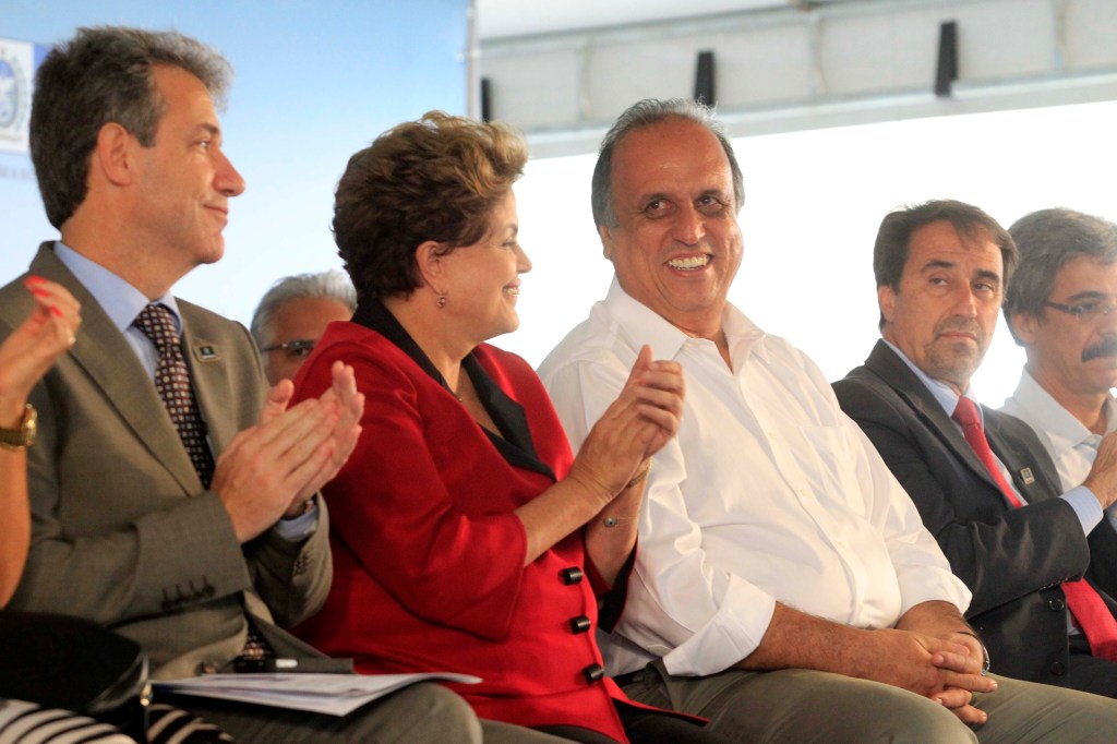 Dilma e Pezão na inauguração de hospital em Saquarema, no Rio de Janeiro