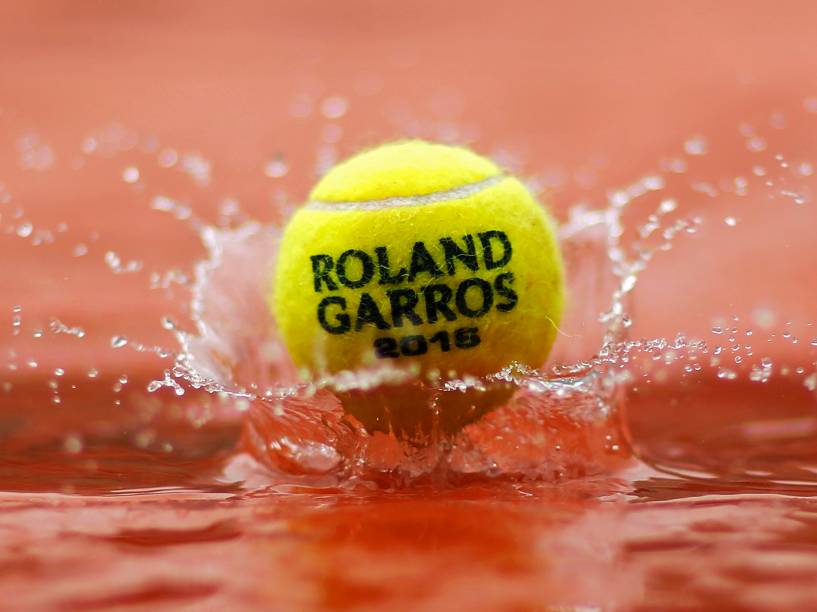   Bola de tênis é fotografada em uma poça dágua no estádio Roland-Garros, durante chuva em Paris, França - 23/05/2016