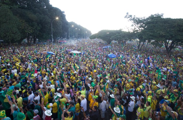 Manifestantes se concentram nos arredores do Congresso em Brasília para manifestar a favor do Impeachment contra a presidente Dilma Rousseff - 17/04/2016