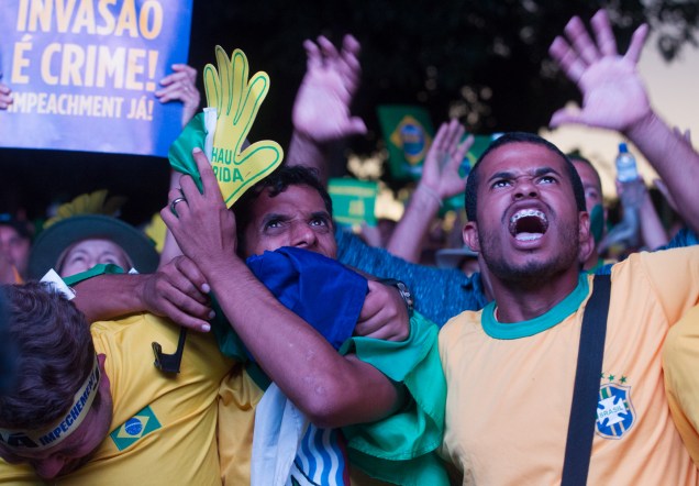Manifestantes contra o governo comemoram resultados positivos na votação da Câmara dos Deputados que dará ou não continuidade ao processo de Impeachment contra a presidente Dilma Rousseff, em Brasília - 17/04/2016
