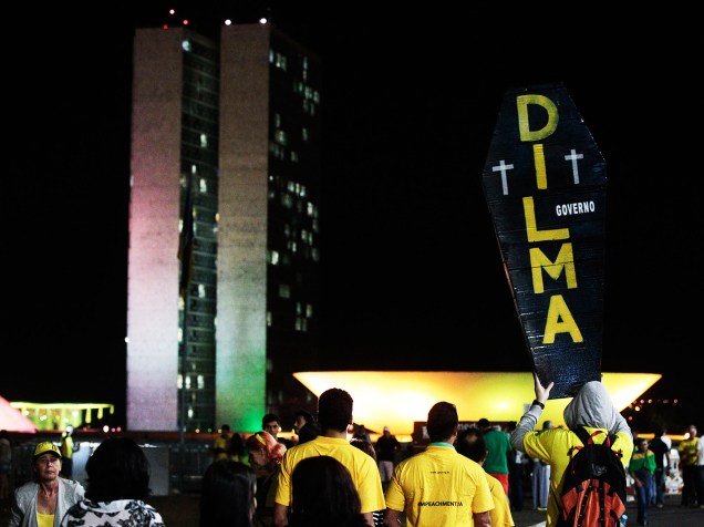 Manifestante a favor do impeachment na Esplanada dos Ministérios , em Brasília (DF), durante sessão no plenário do Senado Federal, para votação do prosseguimento do processo de impeachment da presidente da República, Dilma Rousseff - 11/05/2016