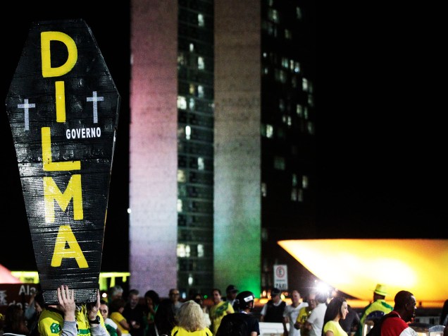 Manifestante a favor do impeachment na Esplanada dos Ministérios , em Brasília (DF), durante sessão no plenário do Senado Federal, para votação do prosseguimento do processo de impeachment da presidente da República, Dilma Rousseff - 11/05/2016