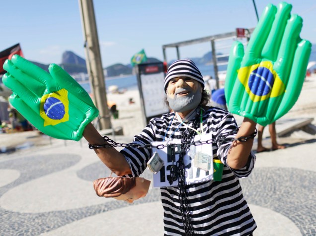 Manifestantes em Copacabana protestam a favor do Impeachment que tramita na Câmara dos Deputados, no Rio de Janeiro - 17/04/2016