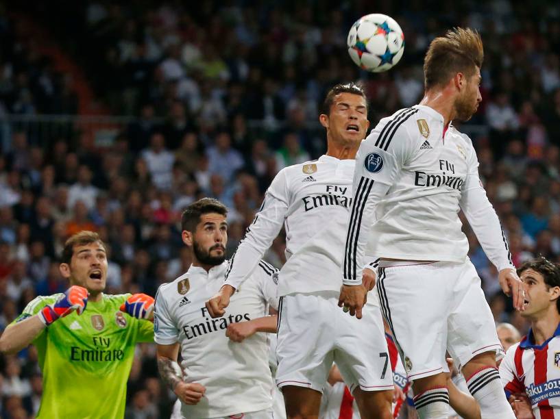 Cristiano Ronaldo em lance no jogo entre Real Madrid e Atlético de Madrid pela Liga dos Campeões, no Santiago Bernabéu