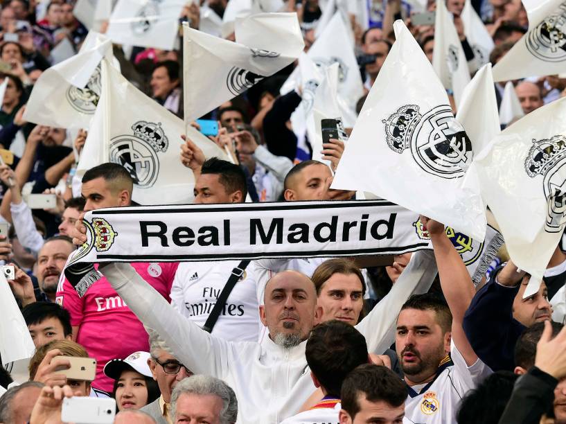 Torcida durante o jogo entre Real Madrid e Atlético de Madrid pela Liga dos Campeões, no Santiago Bernabéu