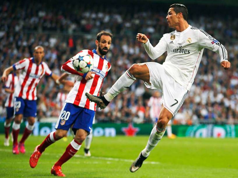 Cristiano Ronaldo em lance no jogo entre Real Madrid e Atlético de Madrid pela Liga dos Campeões, no Santiago Bernabéu