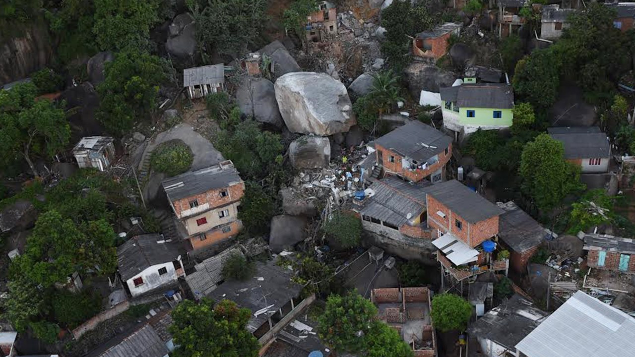 Pedra gigante rola e atinge casas do Morro Boa Vista em Vila Velha, ES