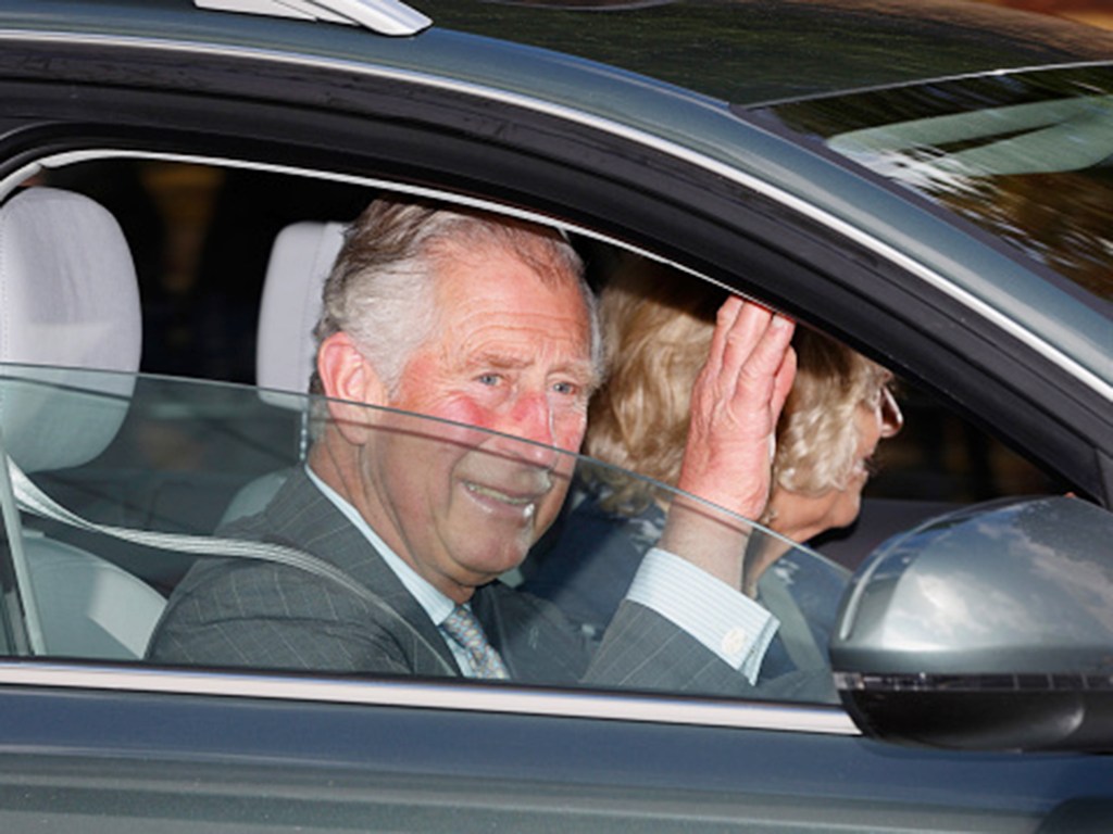 O príncipe Charles e sua mulher, Camilla, chegam para visitar a nova princesa neste domingo (3)