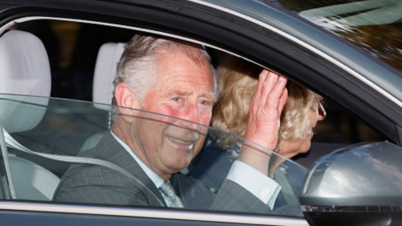 O príncipe Charles e sua mulher, Camilla, chegam para visitar a nova princesa neste domingo (3)