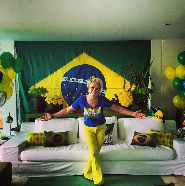 A apresentadora Ana Maria Braga mostra cenário de sua torcida pelo Brasil na Copa do Mundo 2014