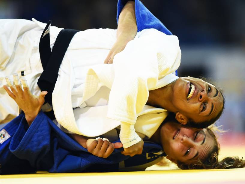 A brasileira Erika Miranda (branco) contra a canadense Ecaterina Guica (azul) na competição feminina de judo pela medalha de ouro dos Pan-Americanos, em Toronto, Canadá