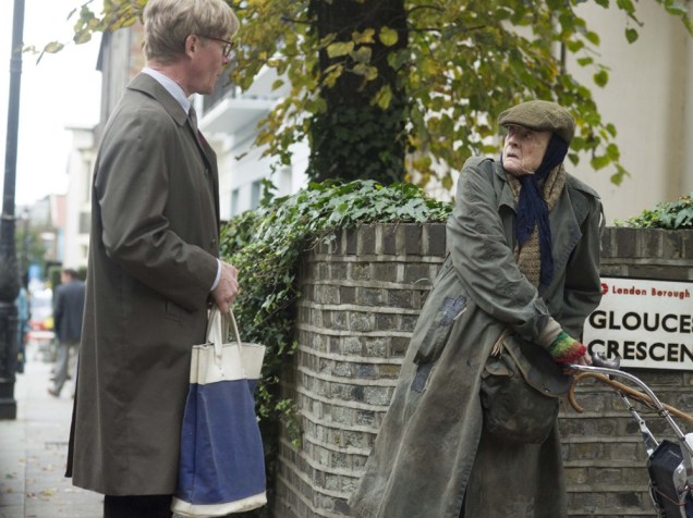 Alan Bennet e Miss Shepherd (Alex Jennings e Maggie Smith) em cena do filme "A Senhora da Van"