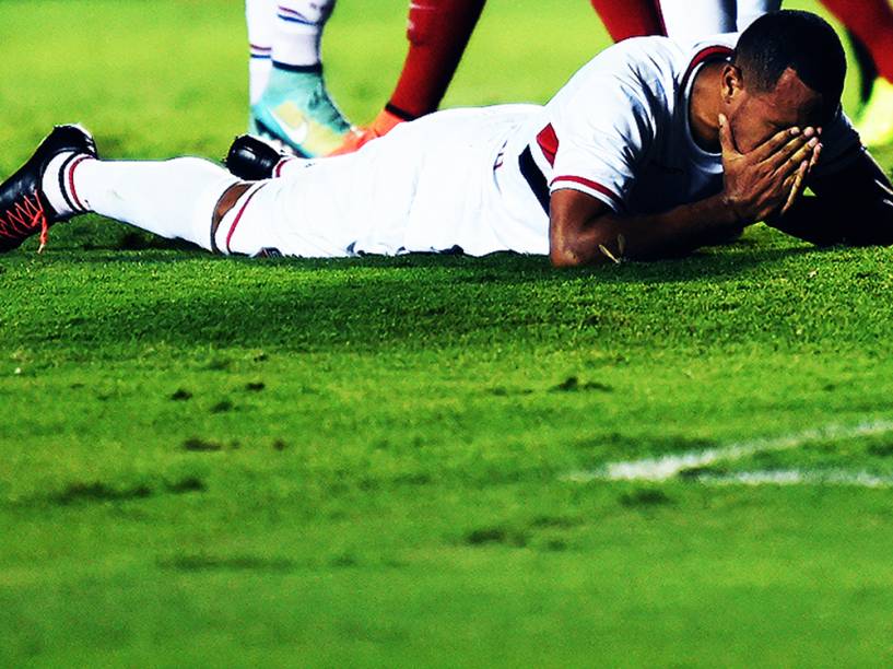 Luís Fabiano, jogador do São Paulo, deita no chão durante jogo pelo Campeonato Brasileiro