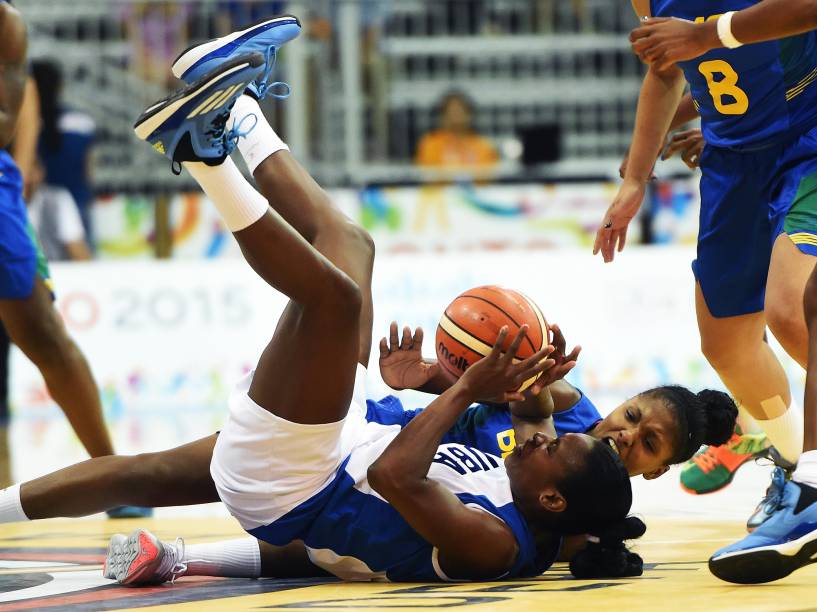 Partida de basquete entre Brasil e Cuba nos Jogos Pan-Americanos de 2015, em Toronto, Canadá