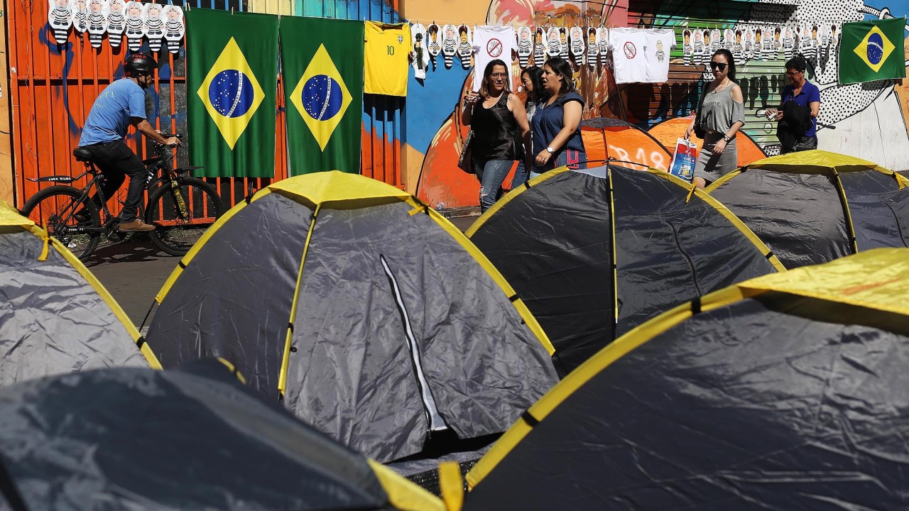 Manifestantes contra o governo da presidente Dilma e do ex-presidente Lula são vistos acampados na Avenida Paulista, em São Paulo, SP, em frente ao prédio da Fiesp na manhã deste sábado