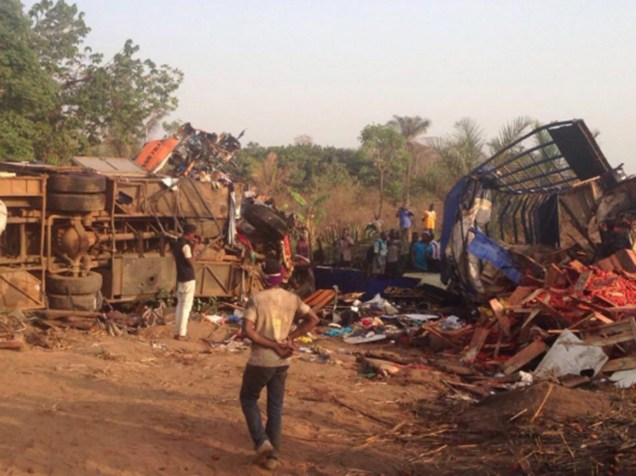 Ao menos 61 pessoas morreram e 25 ficaram feridas, em uma colisão entre um ônibus de passageiros e um caminhão, em uma estrada entre Acra e Tamale, no norte de Gana, nesta quinta-feira (18)