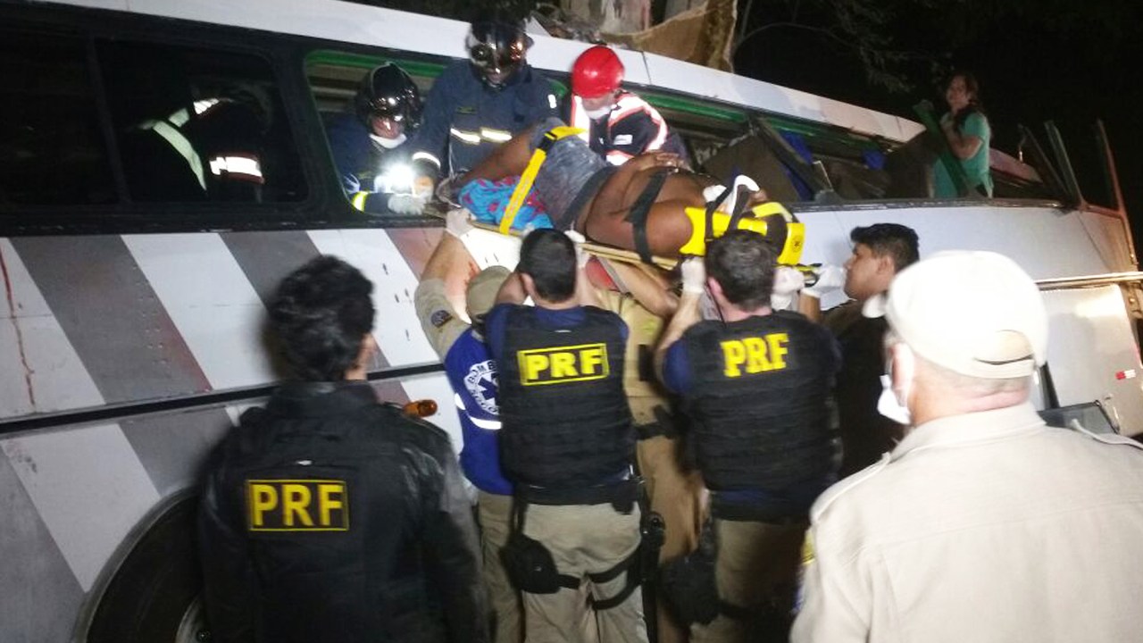 Nove pessoas morreram e pelo menos 24 ficaram feridas em um acidente que envolveu um ônibus na madrugada deste sábado (9) em Mamborê (PR), cidade distante cerca de 490 quilômetros de Curitiba