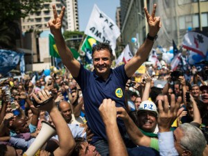 O candidato do PSDB à Presidência da República, Aécio Neves, faz carreata pela Avenida Atlântica, em Copacabana, na zona sul do Rio de Janeiro, neste domingo (19)
