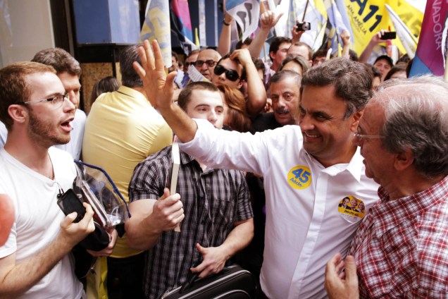 Candidato à Presidência pelo PSDB, Aécio Neves, faz caminhada em Santa Maria (RS) - 25/09/2014