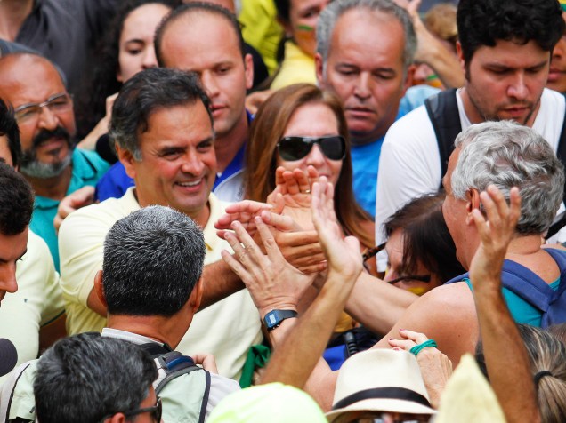 Aécio Neves com manifestantes contrarios ao governo Dilma Rousseff durante ato pelo impeachment da presidente, na Praça da Liberdade, em Belo Horizonte, neste domingo, 13