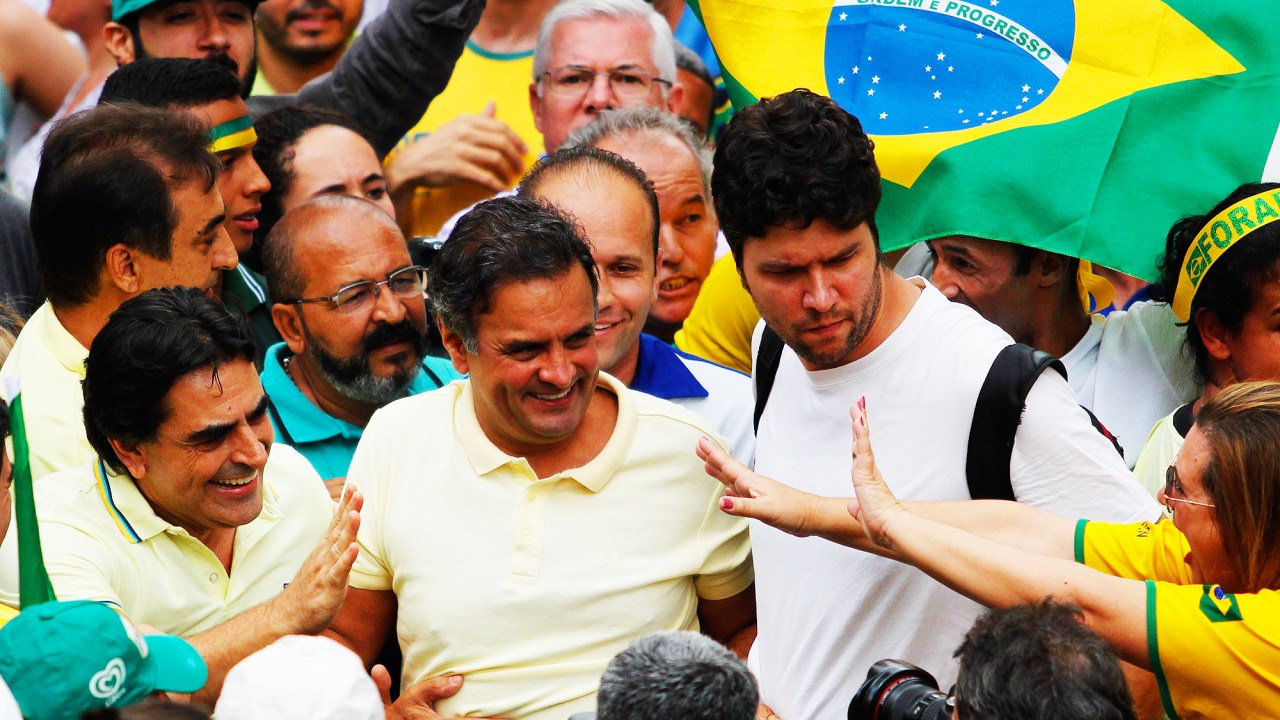 Aécio Neves com manifestantes contrarios ao governo Dilma Rousseff durante ato pelo impeachment da presidente, na Praça da Liberdade, em Belo Horizonte, neste domingo, 13
