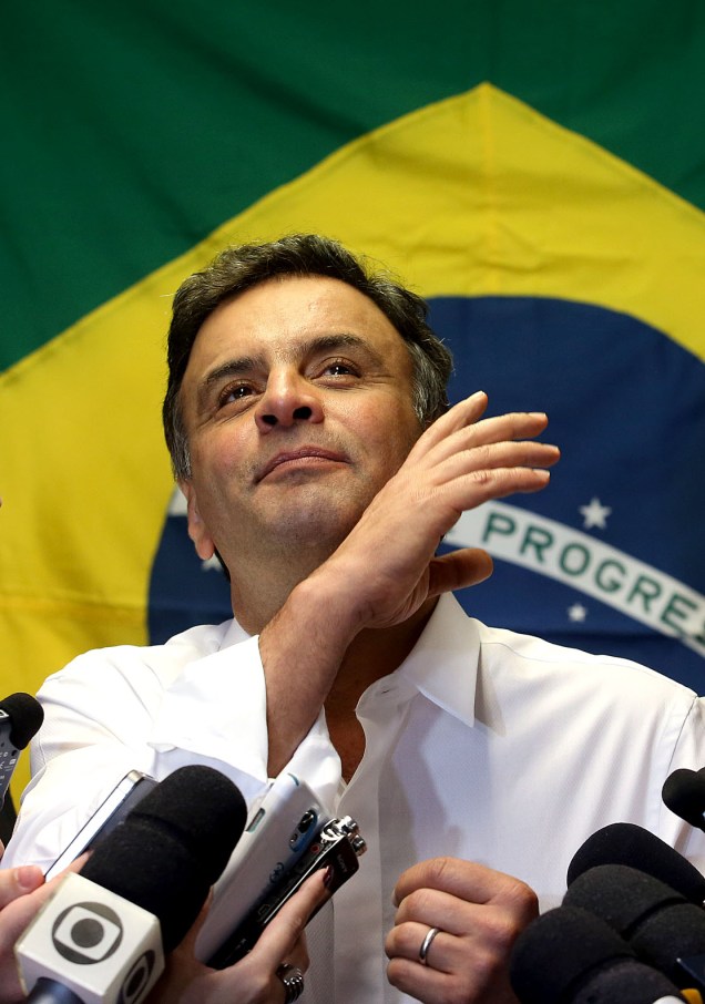 O candidato do PSDB à Presidência da República, Aécio Neves, concede entrevista coletiva para apresentar o seu plano de governo no comitê do Leblon, zona sul do Rio de Janeiro, nesta terça-feira (26)
