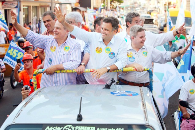 O candidato à Presidência da República pelo PSDB, Aécio Neves, com Pimenta Veiga e Antônio Anastasia, durante campanha nesta segunda-feira (29), em Uberlândia, Minas Gerais