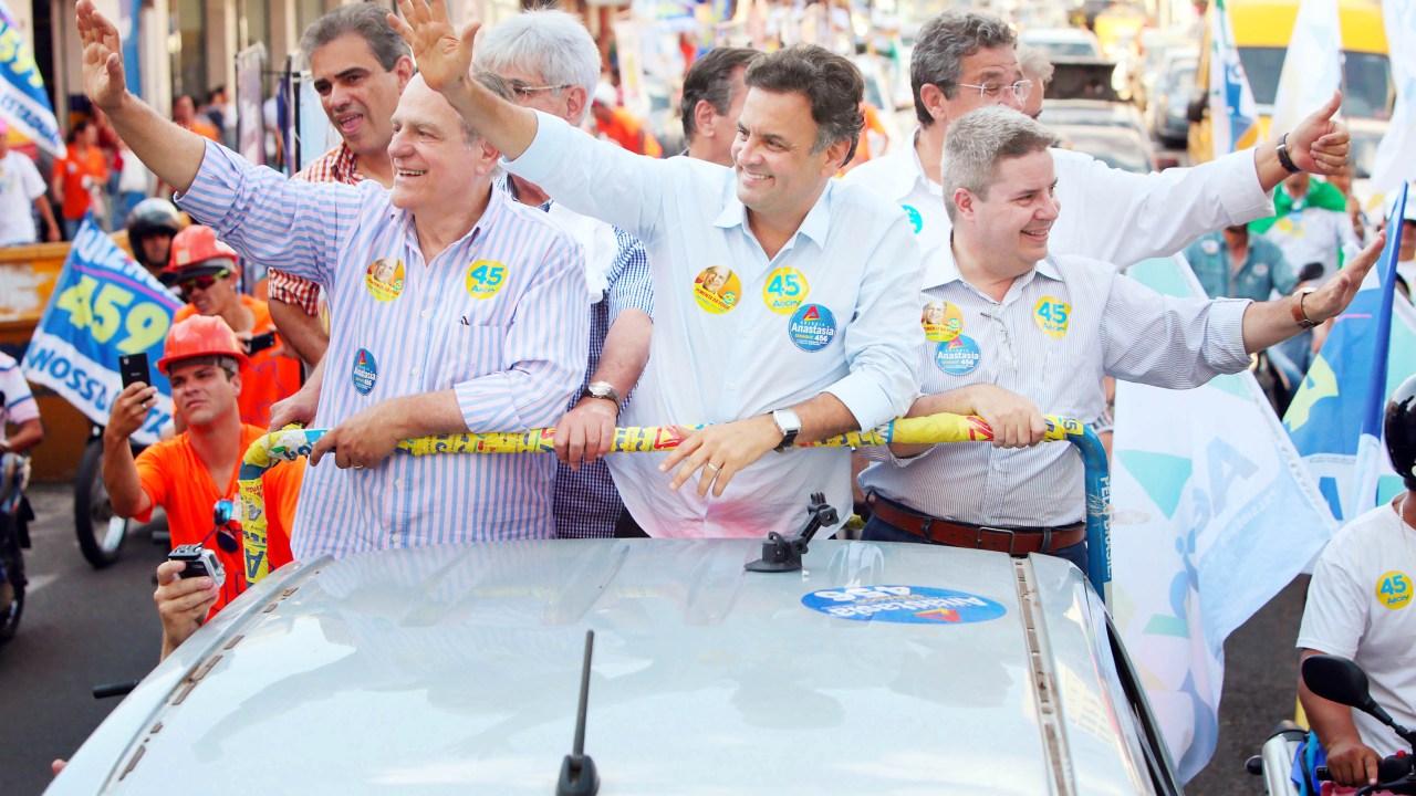 O candidato à Presidência da República pelo PSDB, Aécio Neves, com Pimenta Veiga e Antônio Anastasia, durante campanha nesta segunda-feira (29), em Uberlândia, Minas Gerais