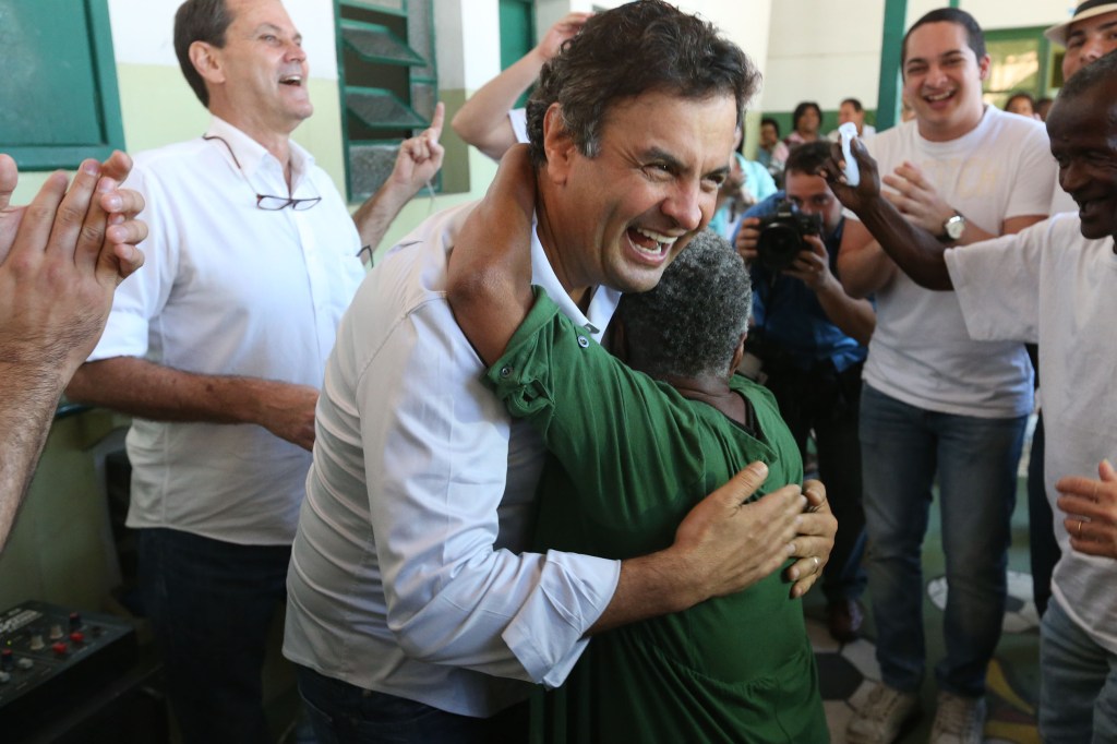 O candidato à Presidência da República, Aécio Neves (PSDB), visita o Abrigo Cristo Redentor, em Bonsucesso, na zona norte do Rio de Janeiro