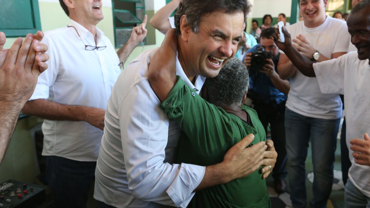 O candidato à Presidência da República, Aécio Neves (PSDB), visita o Abrigo Cristo Redentor, em Bonsucesso, na zona norte do Rio de Janeiro
