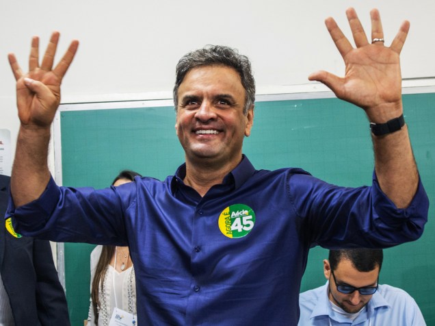 O candidato presidencial Aécio Neves, durante votação do segundo turno, em Belo Horizonte, Minas Gerais
