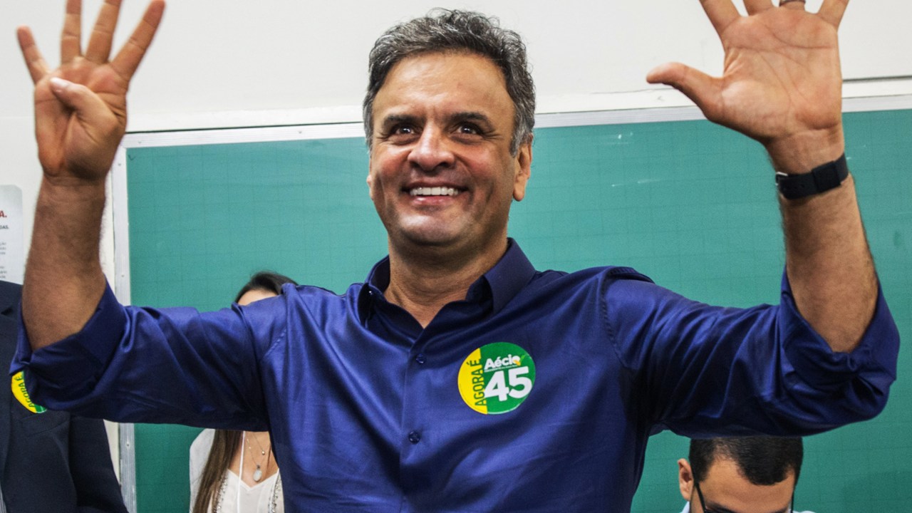 O candidato presidencial Aécio Neves, durante votação do segundo turno, em Belo Horizonte, Minas Gerais