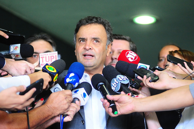 Aécio Neves critica governo sobre rebaixamento da Petrobras