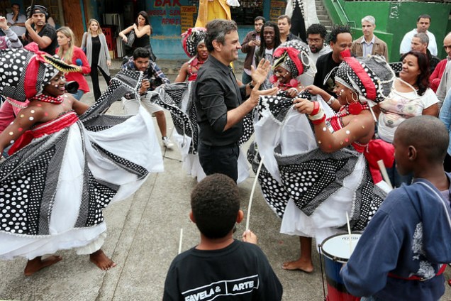 Aécio Neves interage com integrantes do grupo AfroReggae