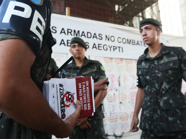 Exército realiza em todo o Brasil campanha de conscientização e combate ao mosquito Aedes Aegypti, neste sábado. Na foto, militares na Av. Paulisa, em frente ao Masp