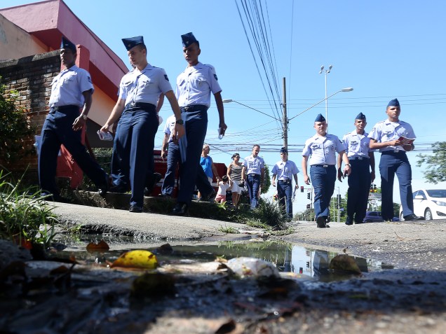 Soldados da Marinha do Exército e homens da Força Aérea Brasileira (FAB) realizam panfletagem na região de Santana, na zona norte da capital paulista, em campanha de conscientização do combate ao Aedes Aegypti